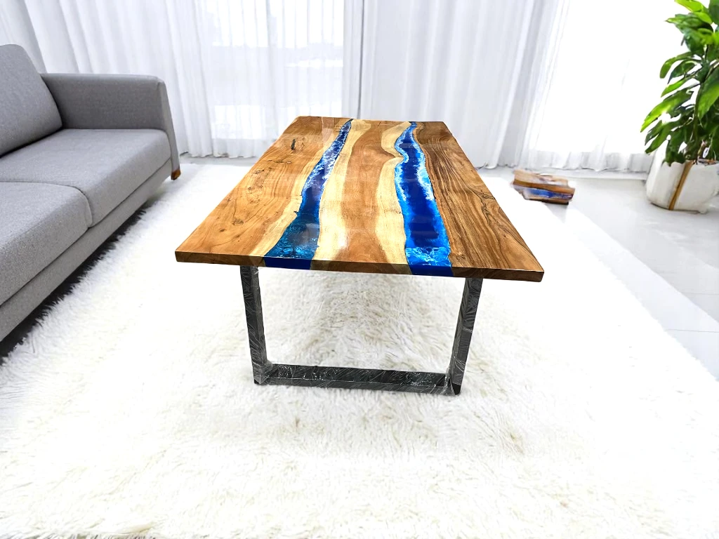 Gleaming Elegance : Stunning Epoxy Dining Table